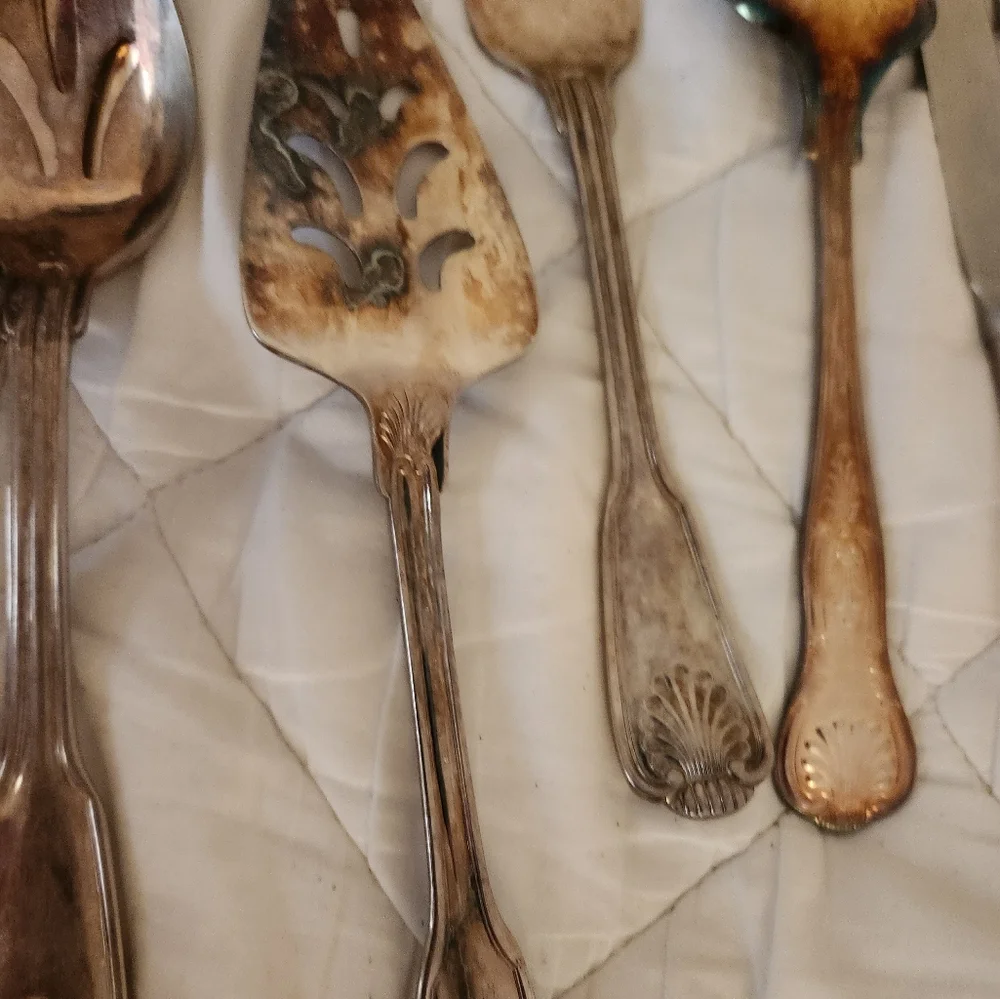 Antique 43 piece International E.P Korea shell pattern silverware set. - Picture 11 of 16